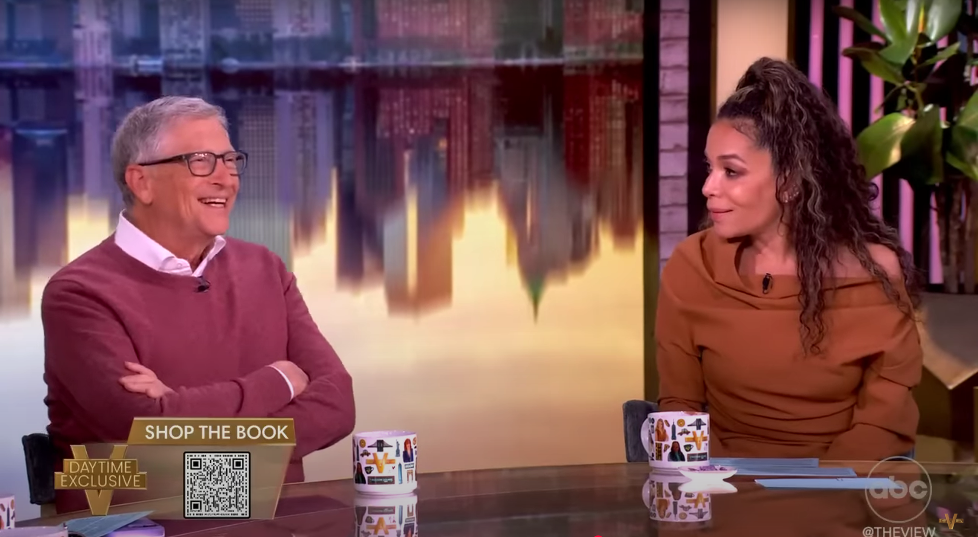 Zu sehen ist Bill Gates in der Talkshow The View gemeinsam mit Co-Moderatorin Sunny Hostin.