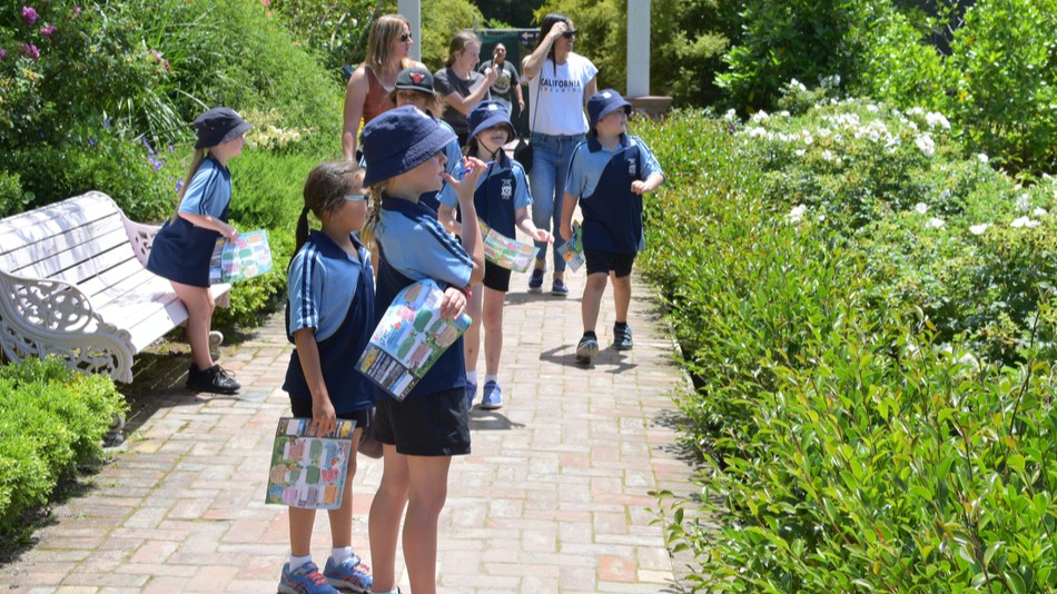 Kinder in Schuluniform