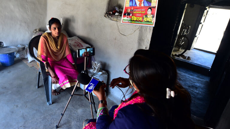 Indische Reporterin bei der Arbeit