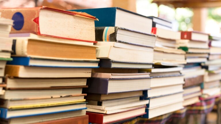 einige Stapel mit Büchern