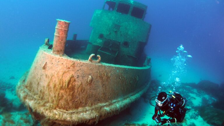 Taucher bei Schiffswrack
