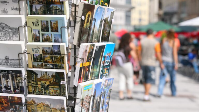 Ein Ständer mit bunten Ansichtskarten aus Wien.