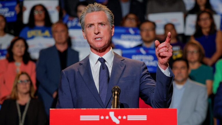 Gavin Newsom beim Halten einer Rede