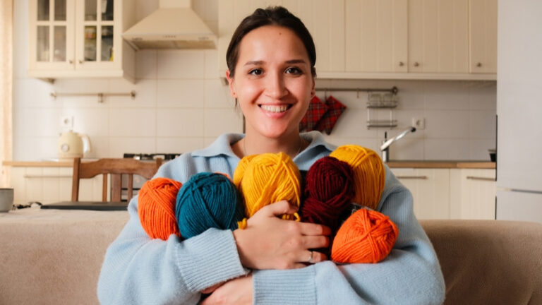 Junge Frau mit Wolle