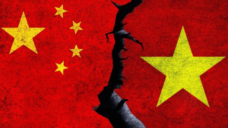 Bild der Flaggen Vietnams und Chinas, dazwischen ein Riss