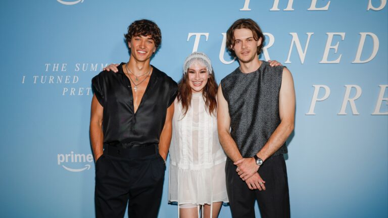 Gavin Casalegno (Jeremiah), Lola Tung (Belly) und Christopher Briney (Conrad) sind die Hauptdarsteller der Amazon Prime Serie „The Summer I turned Pretty“.