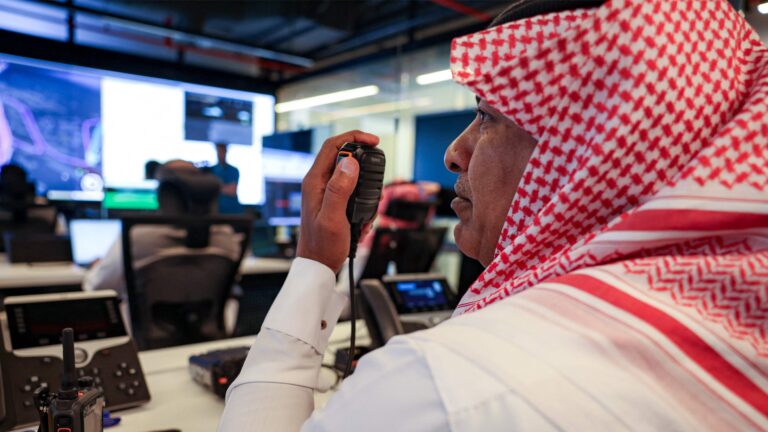 Das Bild zeigt die Anwendung eines KI gesteuerten Verkehrsleitsystems in Saudi Arabien