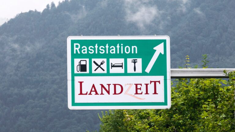 Autobahnschild Landzeit