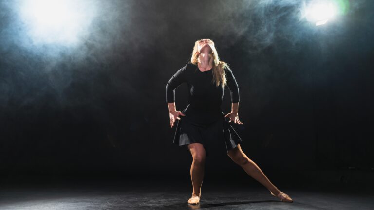 Tänzerin in schwarz auf der Bühne