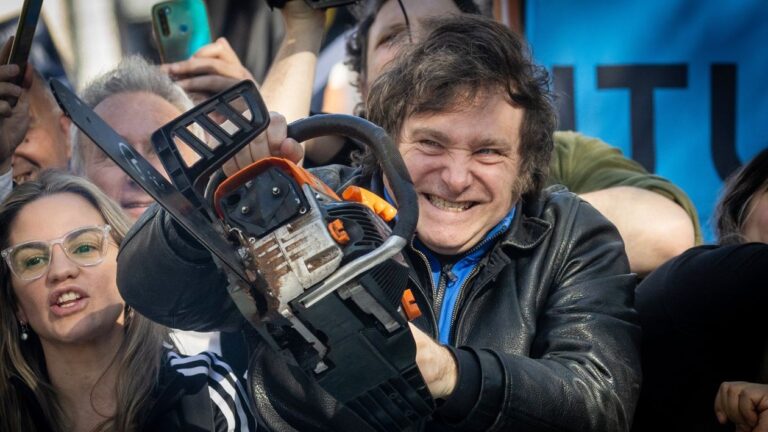 Der argentinische Präsident Javier Milei mit seiner Kettensäge.