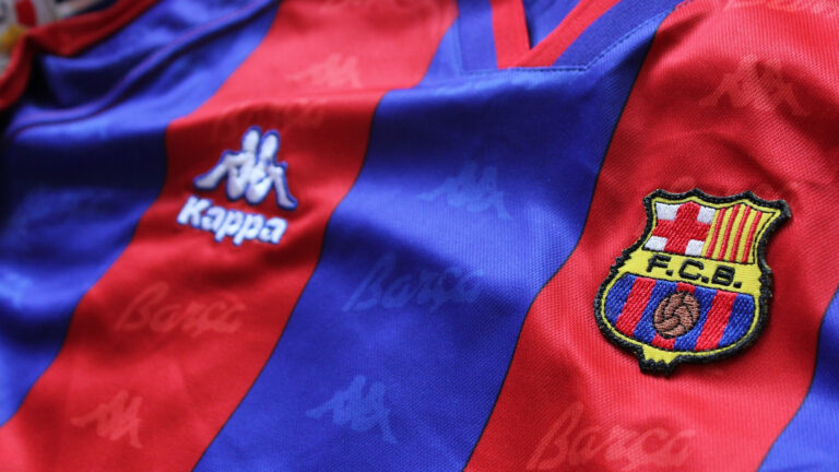 Nahaufnahme des Trikots des FC Barcelona. Zu sehen sind der Ausstatter