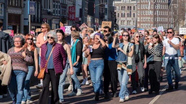 Feministischer Marsch auf dem Dam-Platz in Amsterdam, Niederlande, im März 2025.