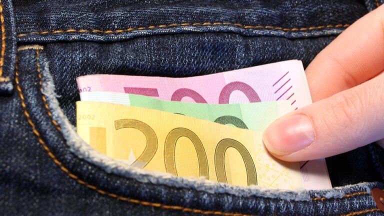 Hohe Summe Geld wird aus Hosentasche genommen