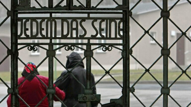 Im Konzentrationslager Buchenwald war der Spruch "Jedem das Seine" in das Tor des Haupteingangs eingeschmiedet.