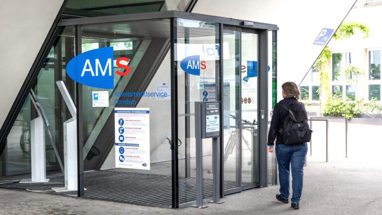 Lukas Görög, KI-Experte sagt: „Seitdem ChatGPT verfügbar ist, steigt die Arbeitslosigkeit, und ich fürchte, es wird auch weiterhin so gehen.“