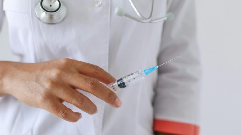 Die geplante Impfquote wird heftig kritisiert, vor allem unter der deutschen Ärzteschaft.