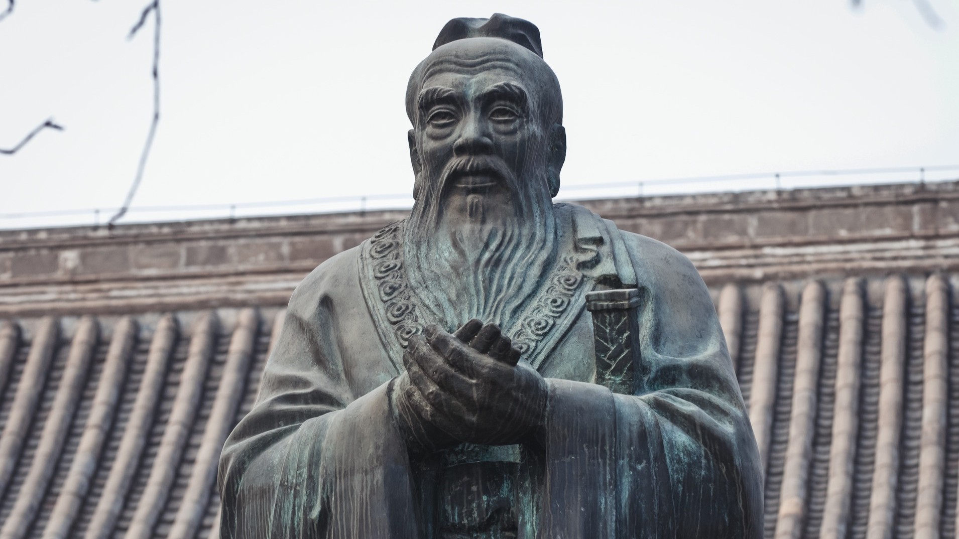 Im Bild ist eine Steinstatue von Konfuzius.