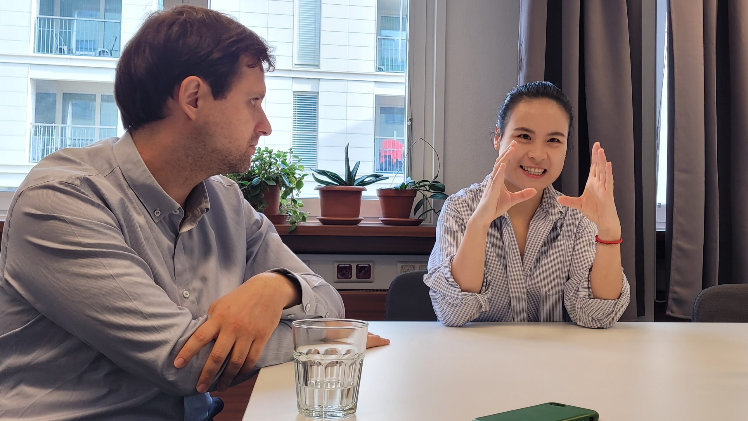Alexander Jank und Xiajie Jiang im Gespräch in ihrem Polymind-Büro.