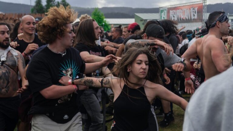 Moshpit bei Outdoor Konzert