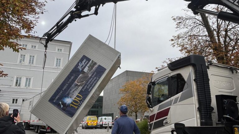Ein Spezialkran zog das Gemälde im Container aus dem LKW heraus.