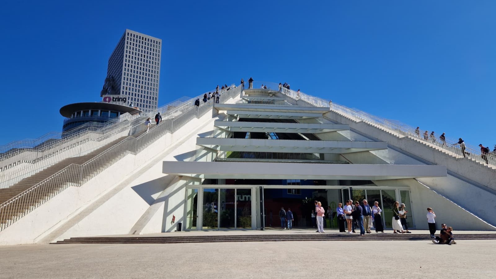 Pyramide von Tirana (außen)