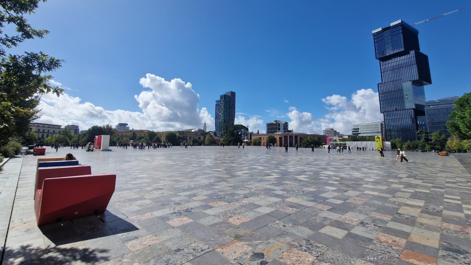 Der leere Hauptplatz von Tirana mit Fliesen aus unterschiedlichen Steinen