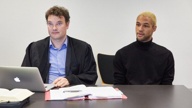 Simon Desue mit Anwalt