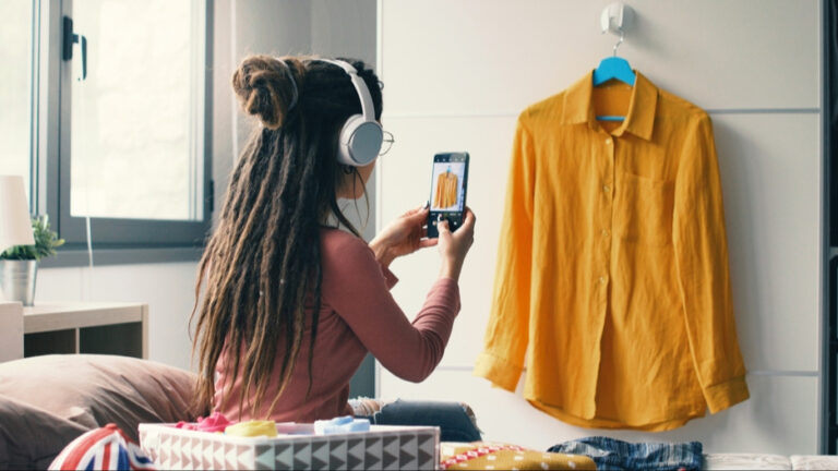 Auf dem Foto ist ein Smartphone zu sehen, auf dessen Bildschirm die Startseite der Vinted-App geöffnet ist.