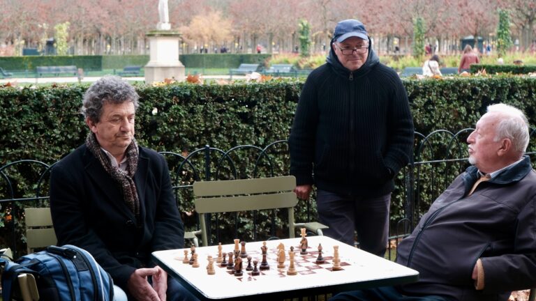 Schach im Park: Stimmungswandel in Paris