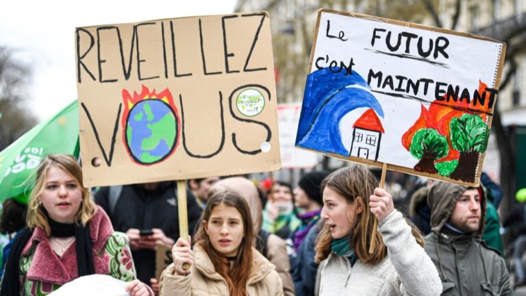 Demonstrierende Menschenmenge vor einem Gebäude