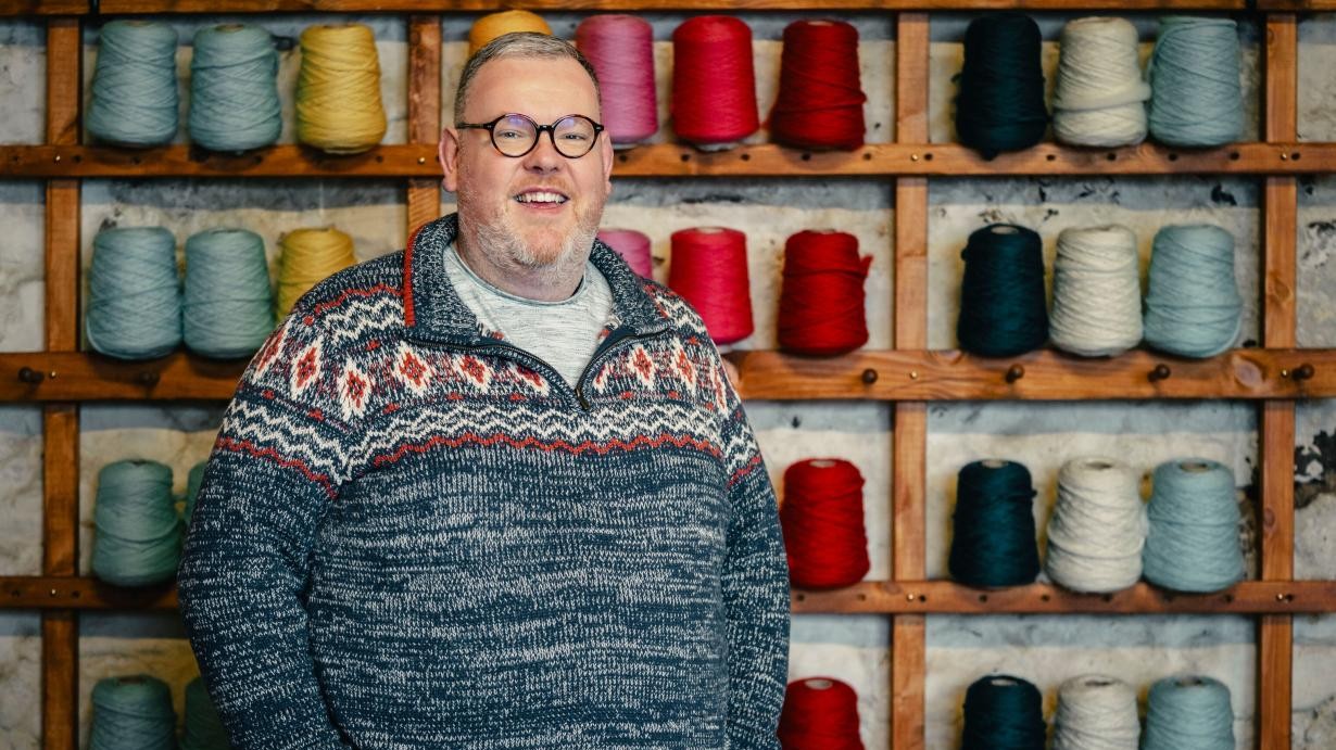 Ein Kandidat von Game of Wool blickt in die Kamera.