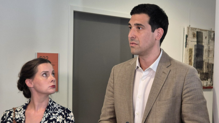 Am Bild ist Sebastian Bohrn Mena mit seiner Ehefrau Veronika.