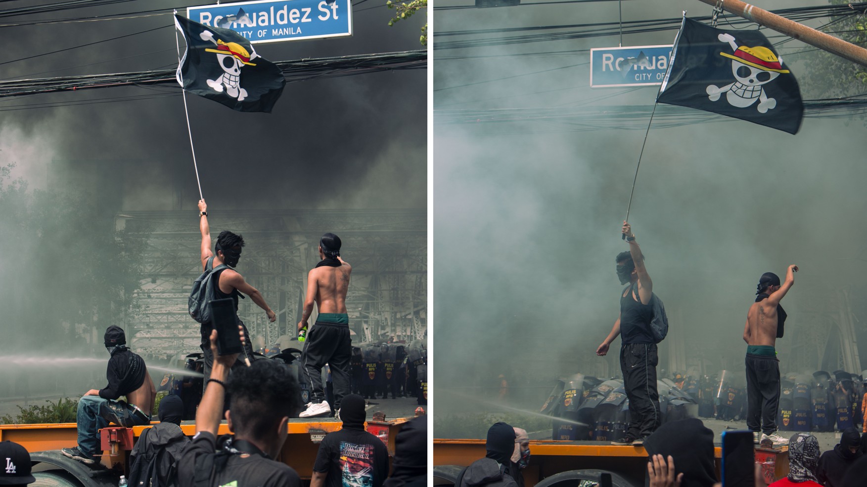 Junge Demonstranten stehen auf einer Straße in der philippinischen Hauptstadt Manila. Rauchschwaden umgeben sie. Ein junger maskierter Mann hält die Piratenflagge aus dem Manga One Piece hoch.