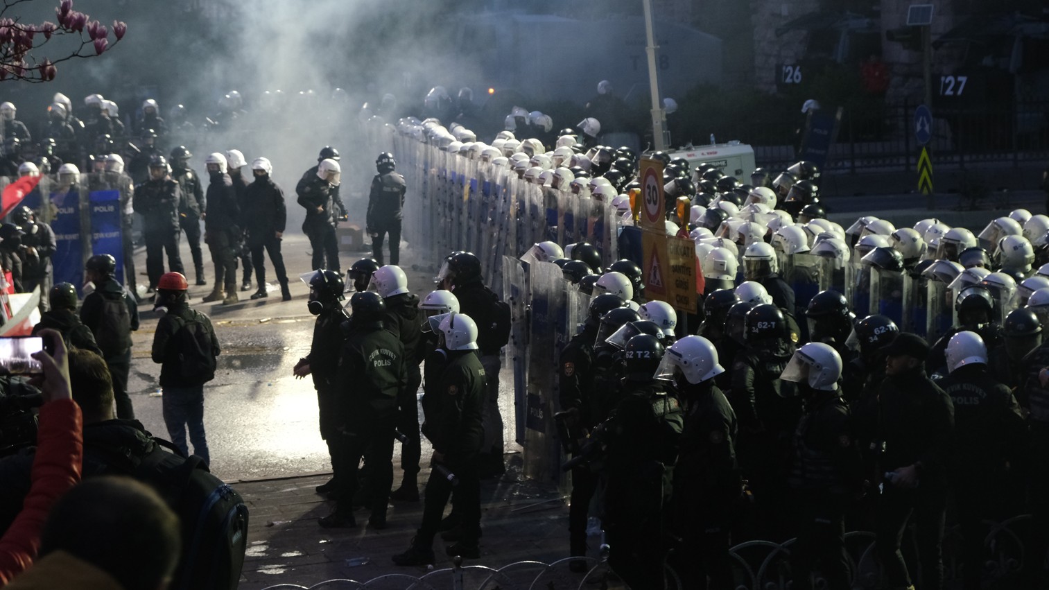 Demonstranten stehen einem großen Aufgebot türkischer Polizeikräfte gegenüber.