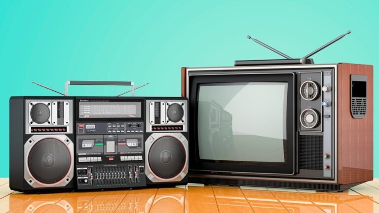 Fernsehen und Radiohören wie früher ist ein Auslaufmodell, doch TV-Geräte und DAB+-Radios verkaufen sich nach wie vor gut.