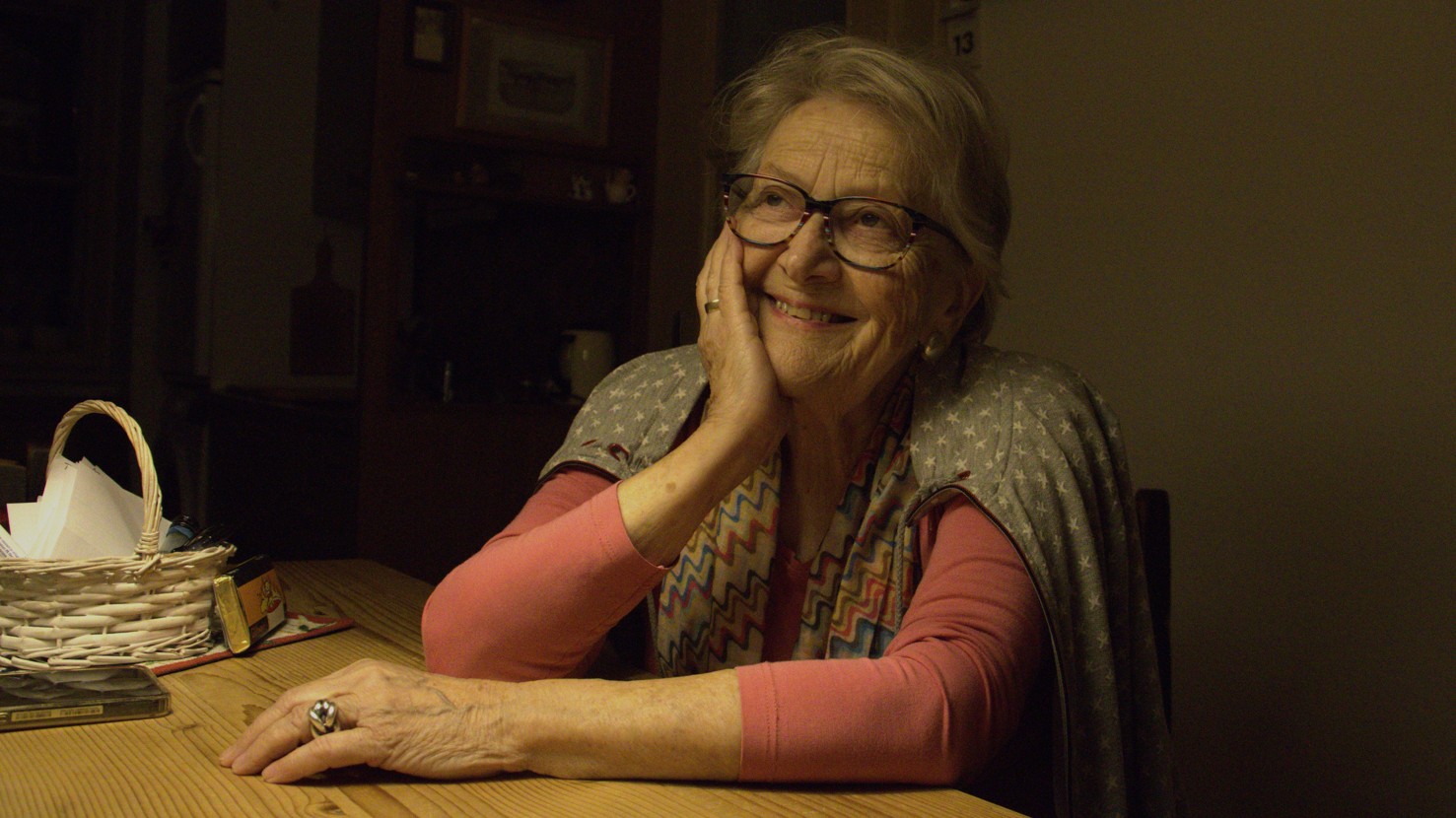 Renate Sainitzer erinnert sich, den Blick nach oben gewandt, an die CARE-Pakete ihrer Kindheit.