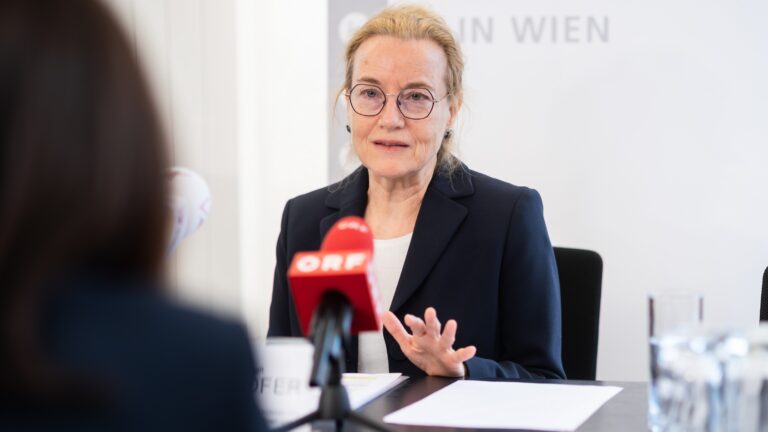 Margit Saßhofer mit ORF-Mikro im Interview