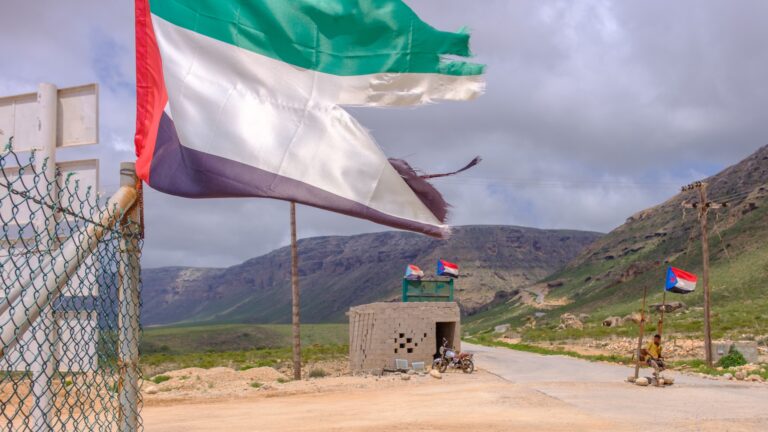 Roadblock des Südlichen Übergangsrats (STC) auf Sokotra hinter einer Tankstelle mit der Flagge der Vereinigten Arabischen Emirate