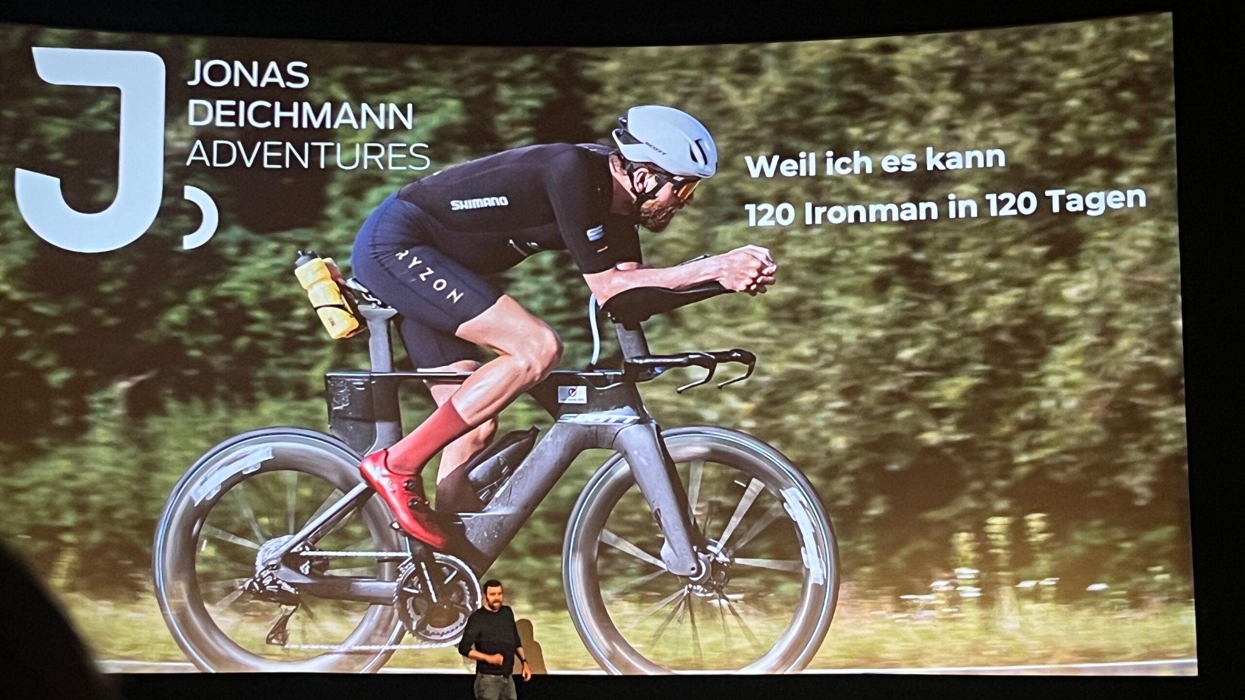 Jonas Deichmann vor Leinwand