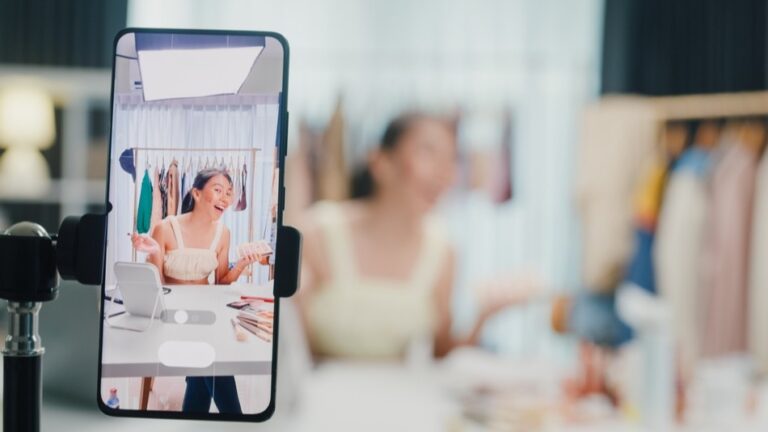 Eine Frau bei einem Dreh für eine Onlineplattform