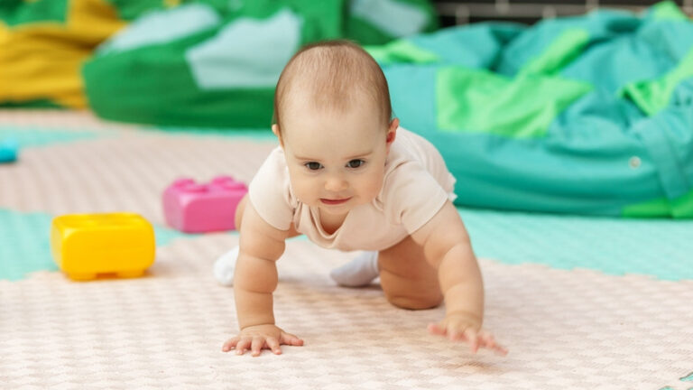 Baby im Kindergarten