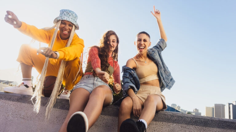 Dre junge Menschen blödeln