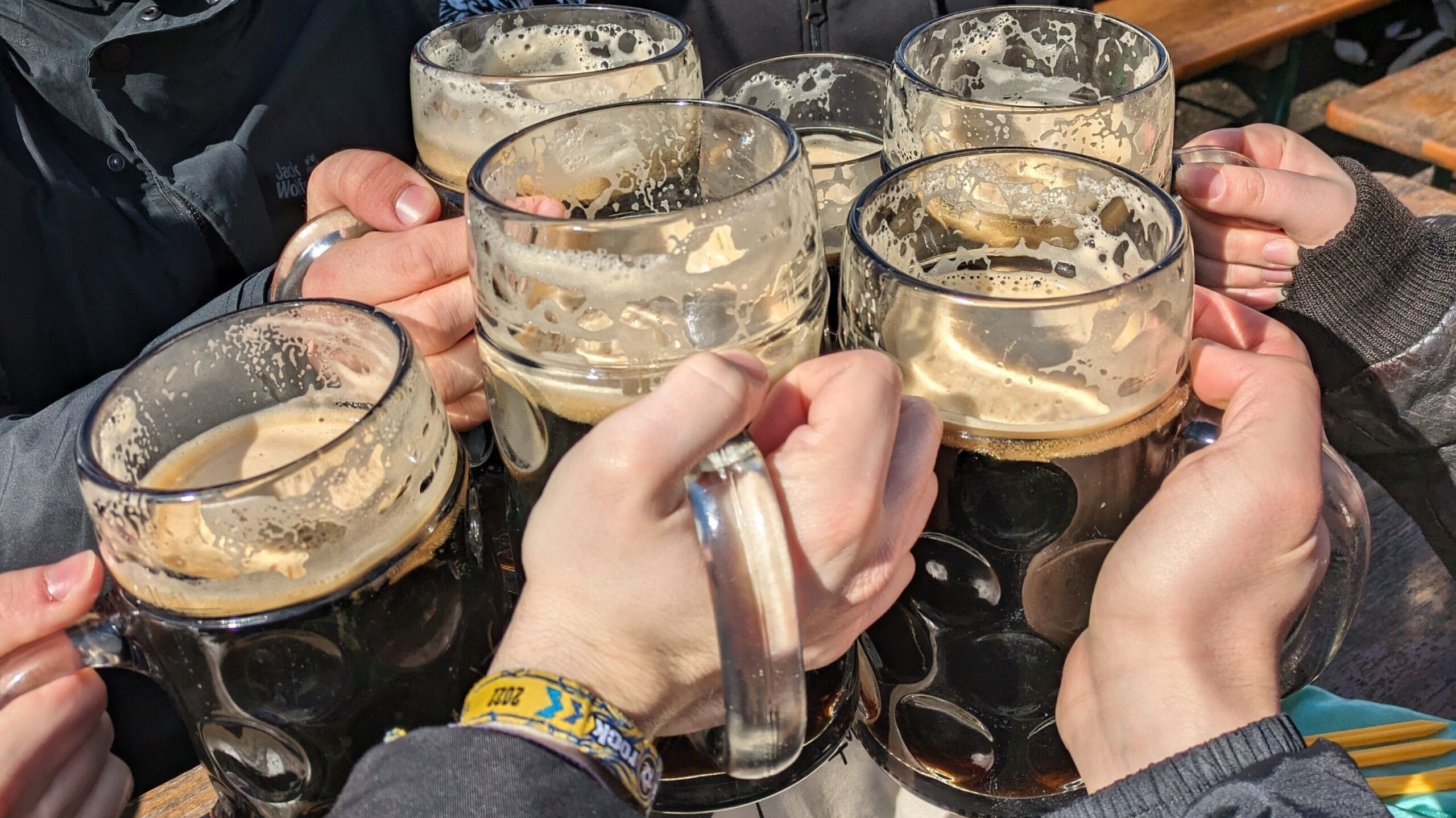 Mehrere Maßkrüge voll Starkbier sind im Bild.