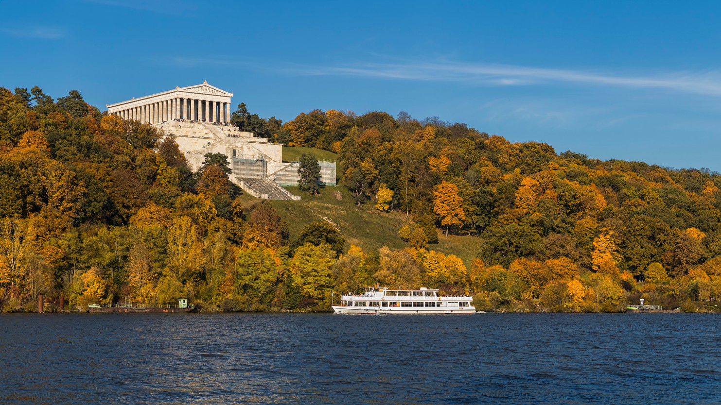 Bild des Walhalla-Monuments von der Donau aus.