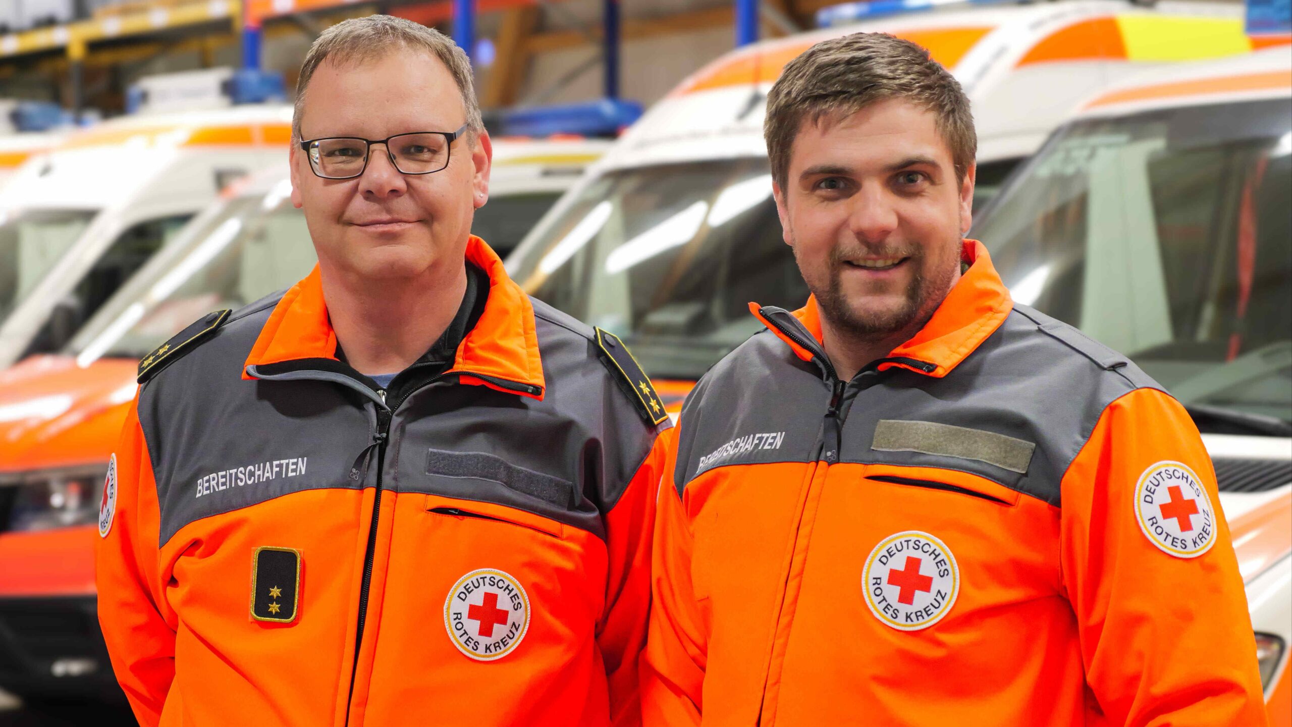 Zwei Sanitäter des Bayerischen Roten Kreuzes.