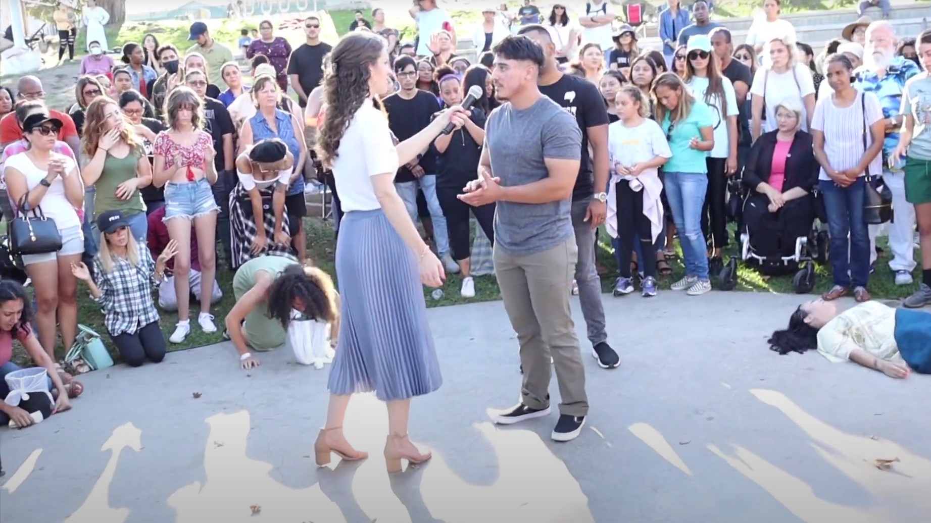 Kathryn Krick inmitten ihrer Anhänger während einer Wunderheilung. Menschen liegen am Boden oder Erbrechen.