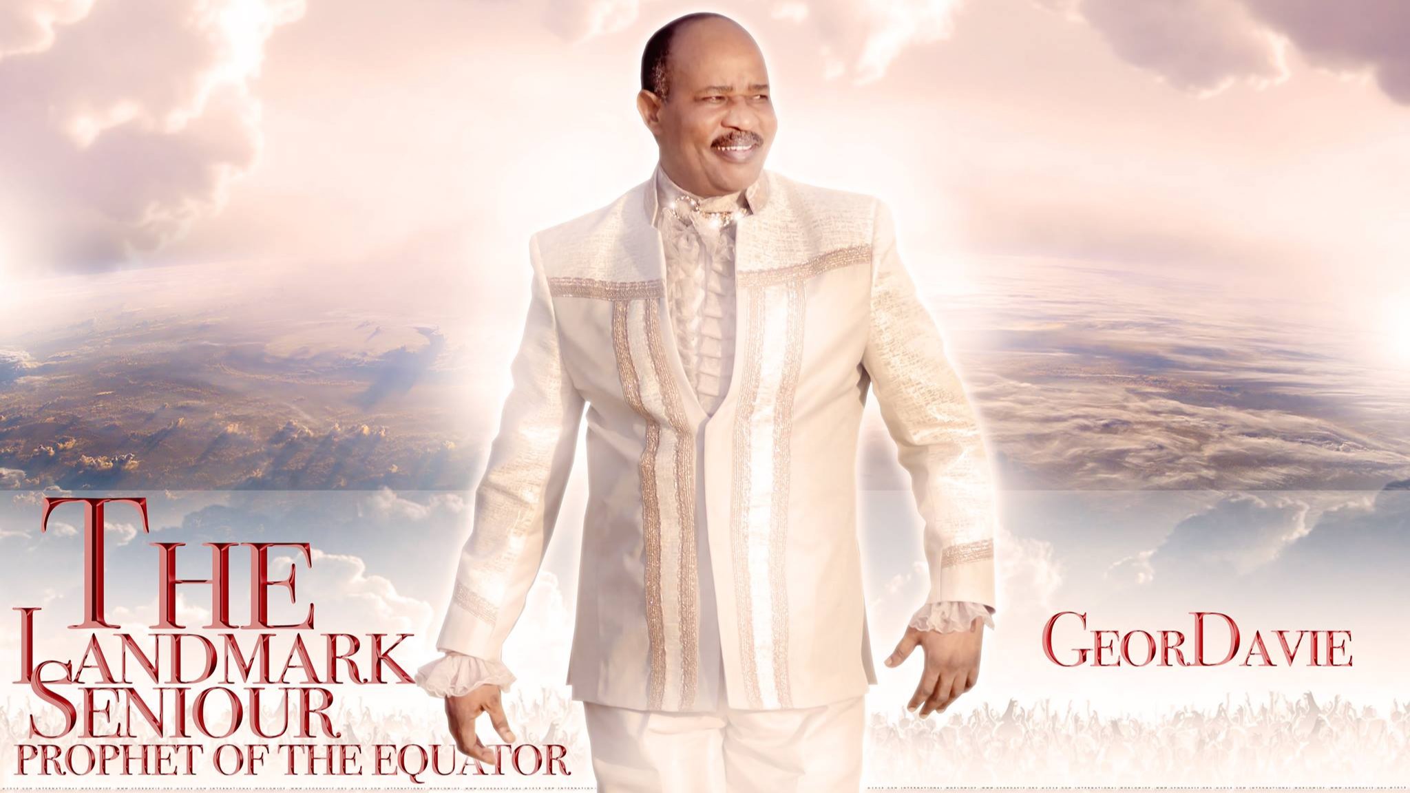 Der Prediger Geordavie im weißen Maßanzug.