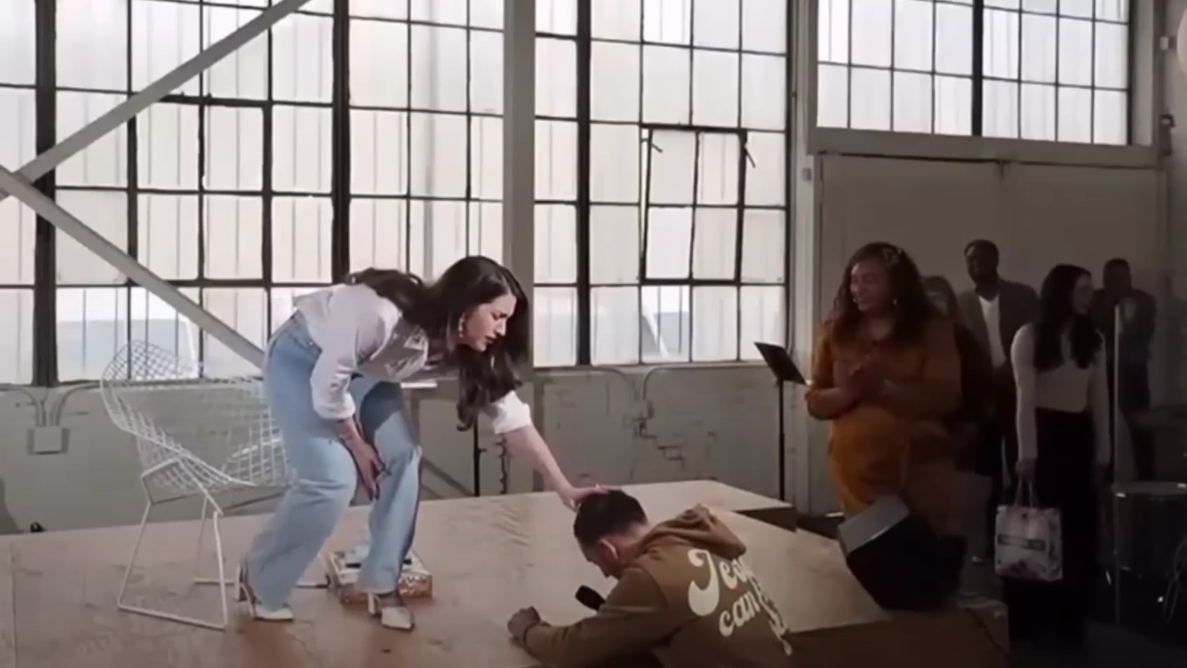 Kathryn Krick legt einem niederknieenden Anhänger ihre Hand auf den Kopf.