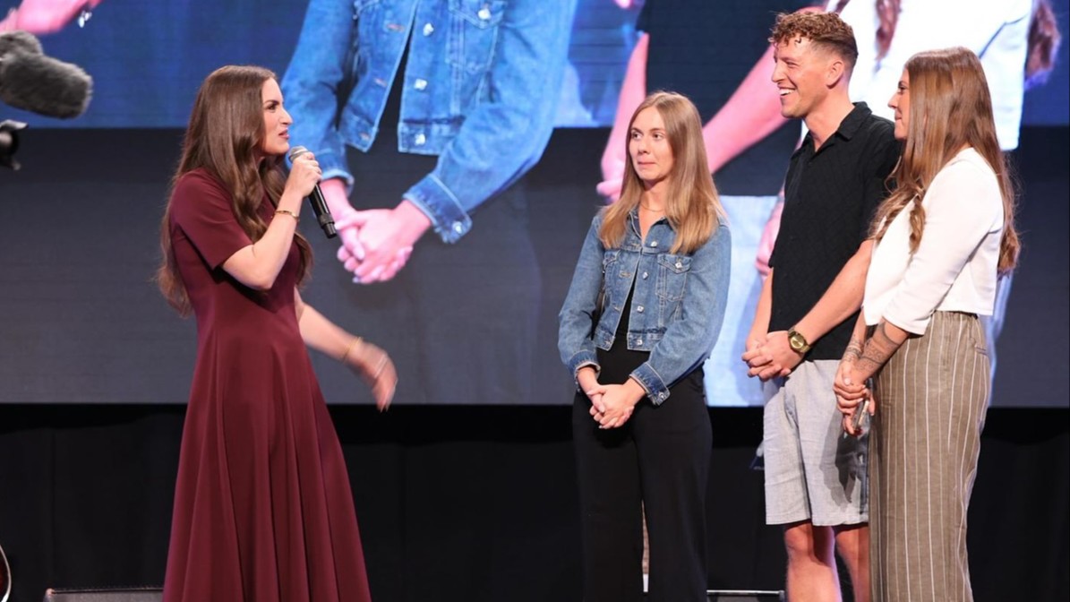 Kathryn Krick gemeinsam auf der Bühne mit Vanessa und Marcus.