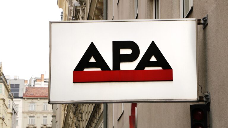 Das Bild zeigt das Schild der Presseagentur „Austria Presse Agentur“ (APA).
